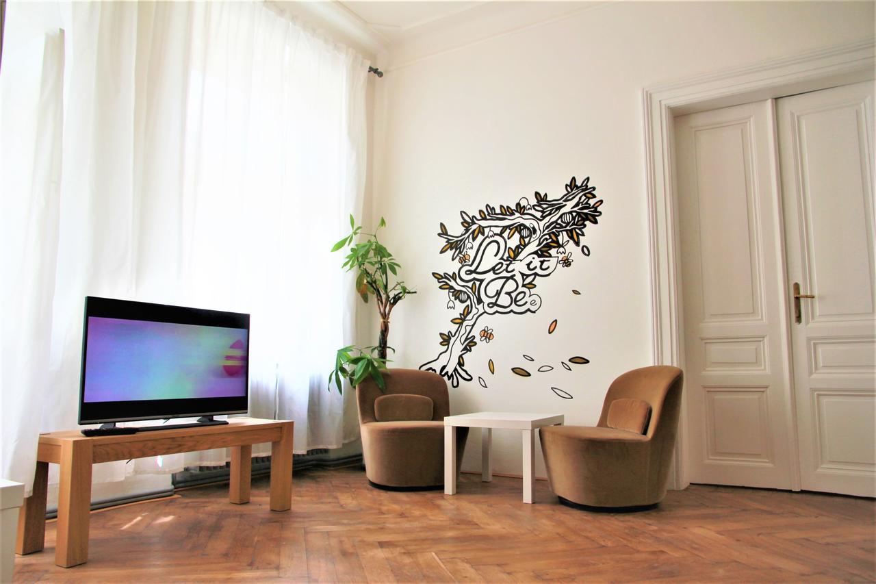 The Republic Garden Hostel Πράγα Εξωτερικό φωτογραφία