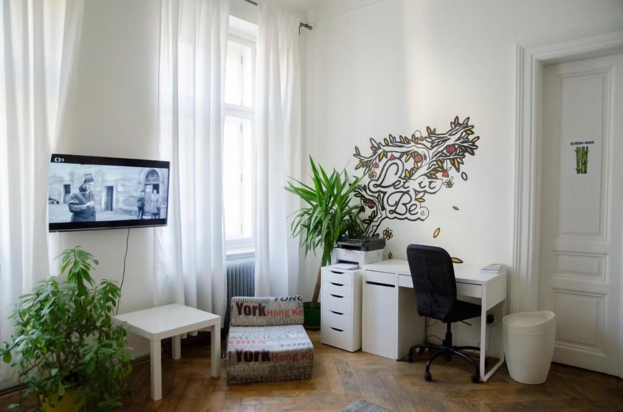 The Republic Garden Hostel Πράγα Εξωτερικό φωτογραφία